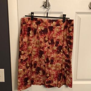 Ann Taylor size 8 lightweight maroon floral skirt